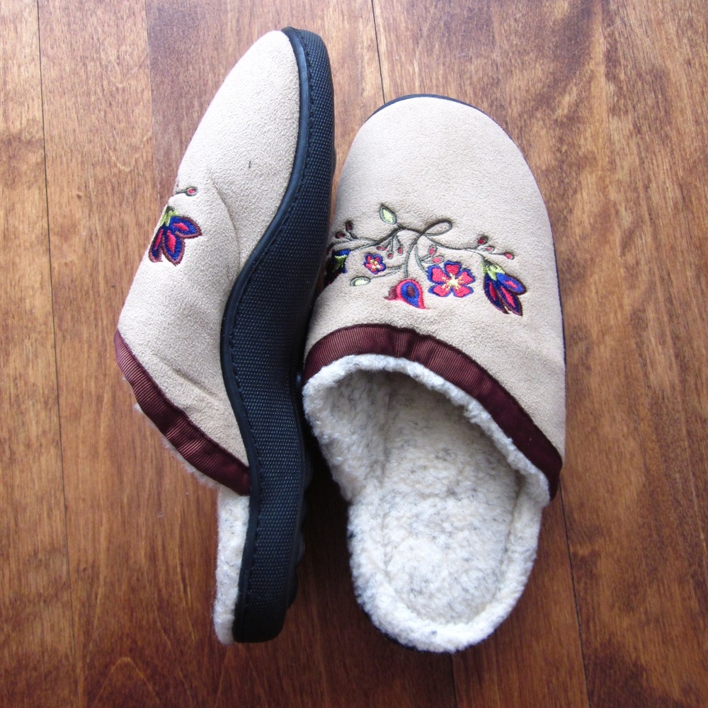NWOT Isotoner - Flower Embroidered Slippers - Picture 2 of 6